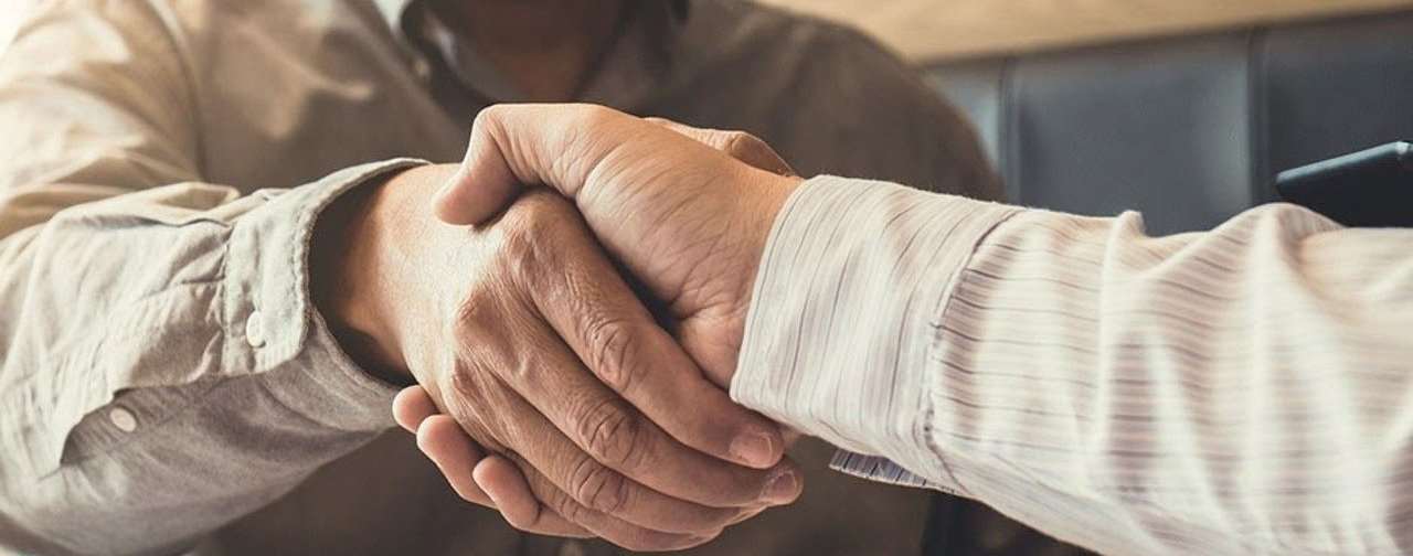 czy pracownik musi podpisać umowę lojalkę z pracodawcą, który skierował go na kurs?