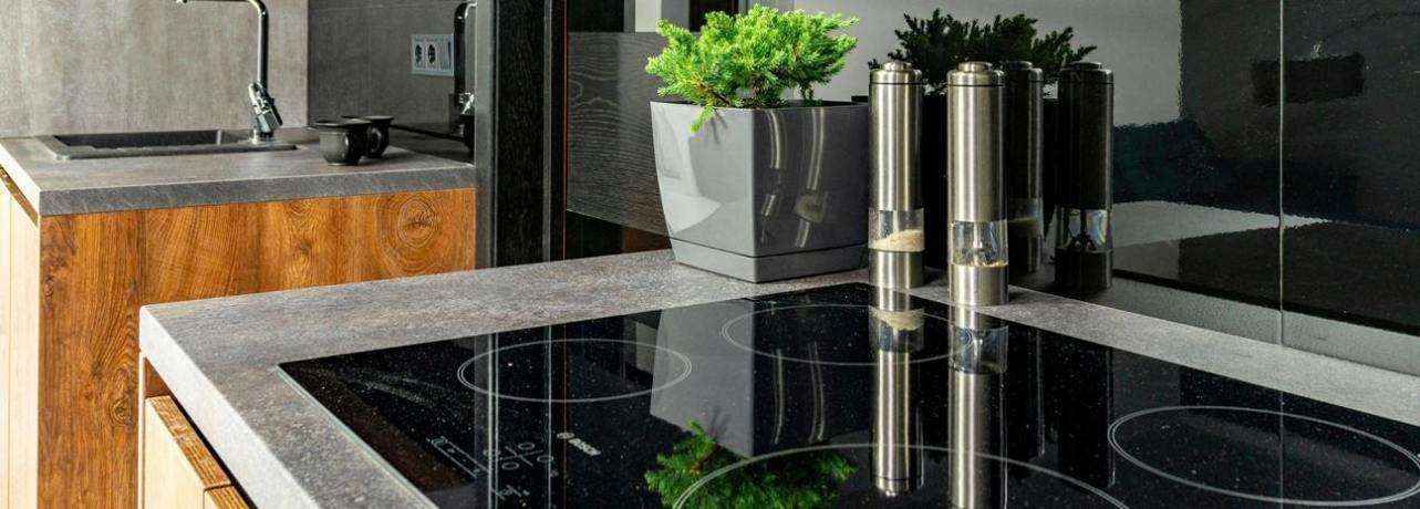 czy do montażu płyt indukcyjnych w kuchni są wymagane uprawnienia?