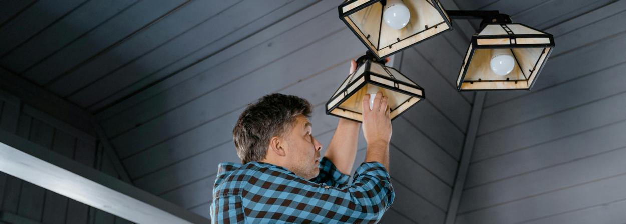 czy konserwator w szkole musi posiadać kwalifikacje elektryczne?